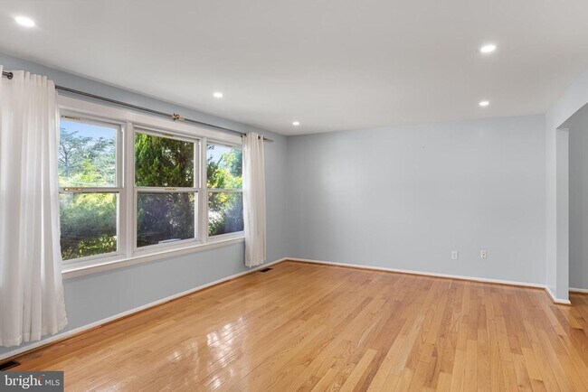 Building Photo - 18 Lakeview Dr