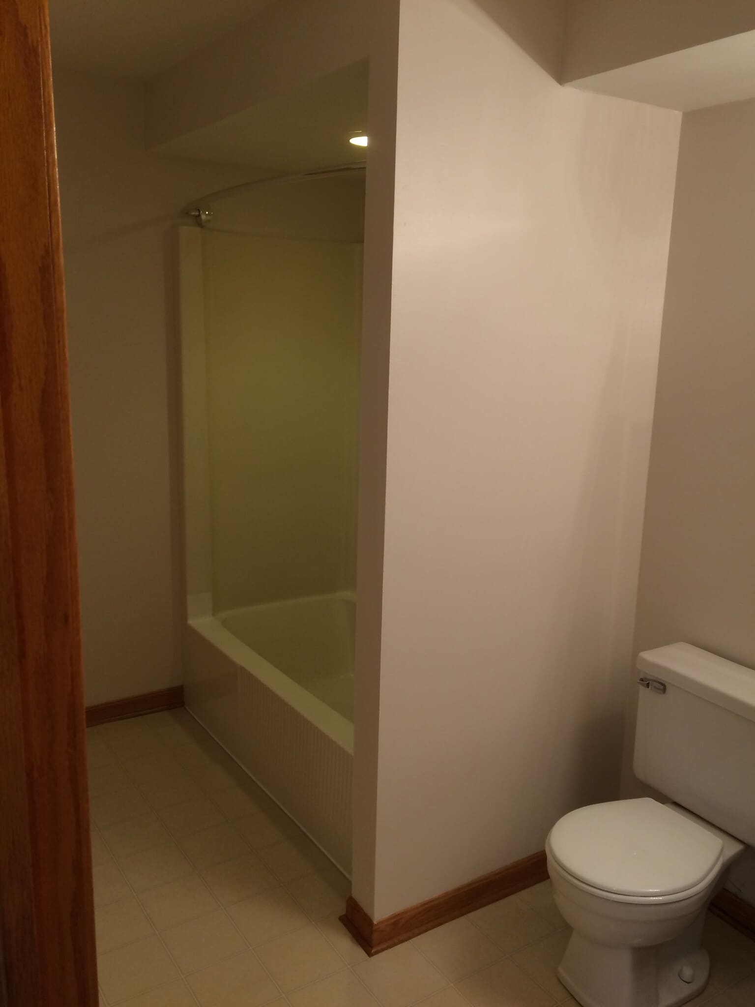 Bathtub/shower - 7065 Starcliff Ave NW