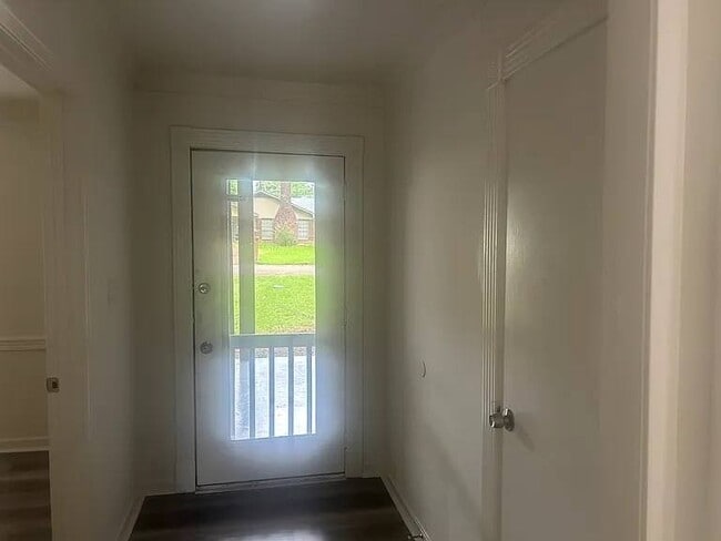 Building Photo - 637 Briarcliff Cir