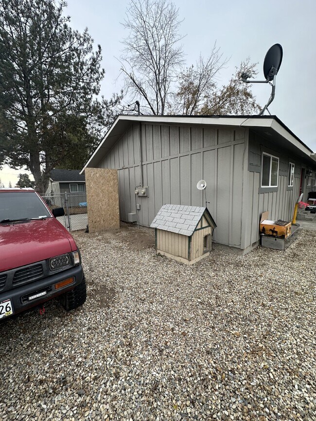 Building Photo - Desirable 2 bedroom 1 Bath Home in Ontario