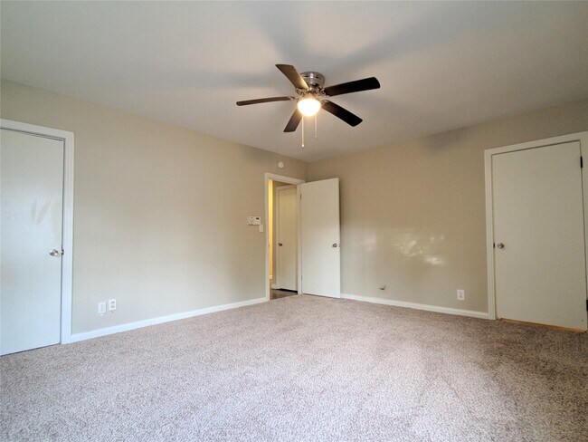 Building Photo - 128 7th Ave N
