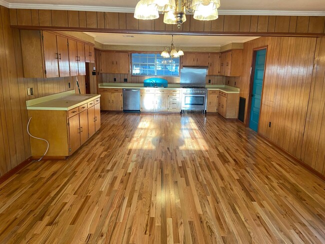 Building Photo - 3 Bedroom Biloxi