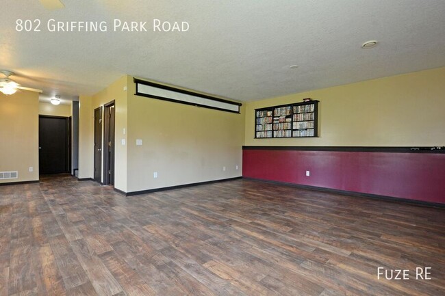 Building Photo - 802 Griffing Park Rd