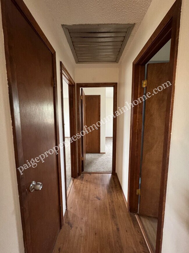 Building Photo - 3 Bedroom, 1 Bath Home on a Corner Lot