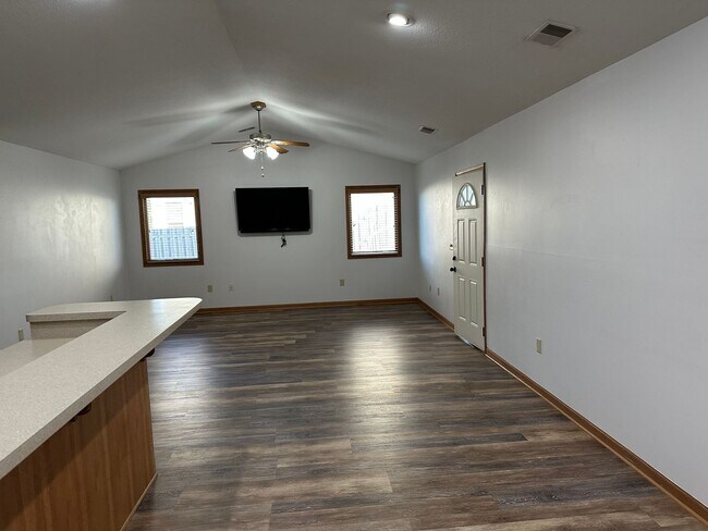 Building Photo - GREAT FAMILY HOME!