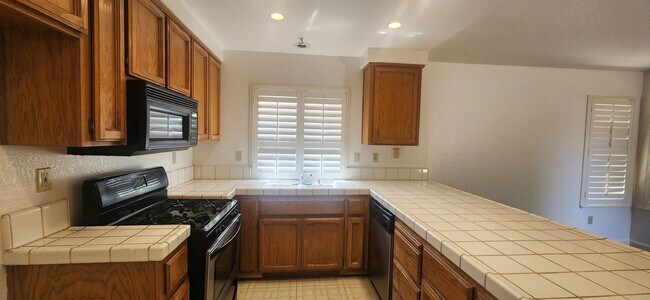 Building Photo - 6415 Canyon Creek Way
