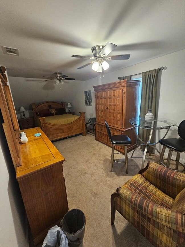 Building Photo - 3 bdrm 2.5 bath in downtown area