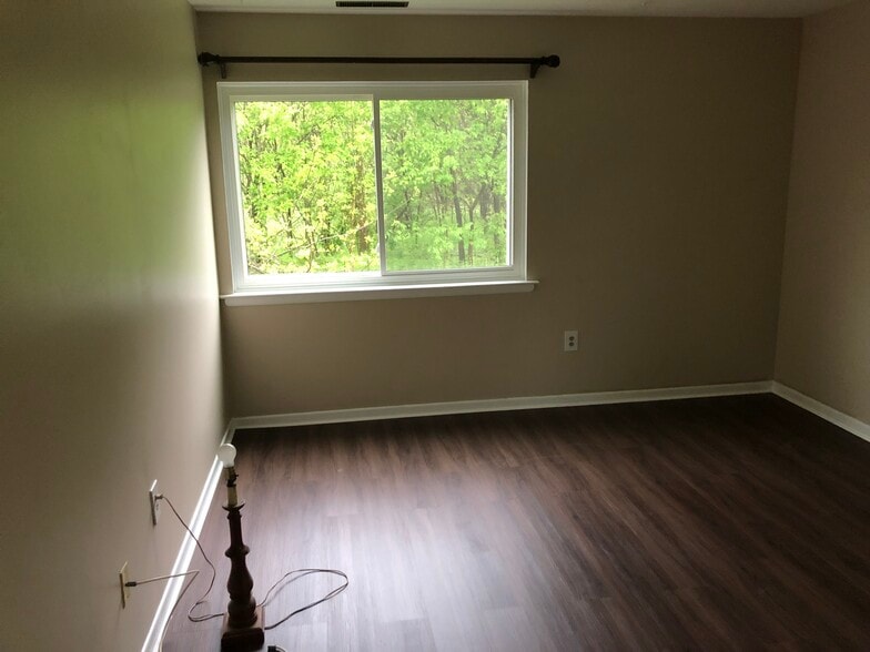 Building Photo - 1530 Creekside Rd