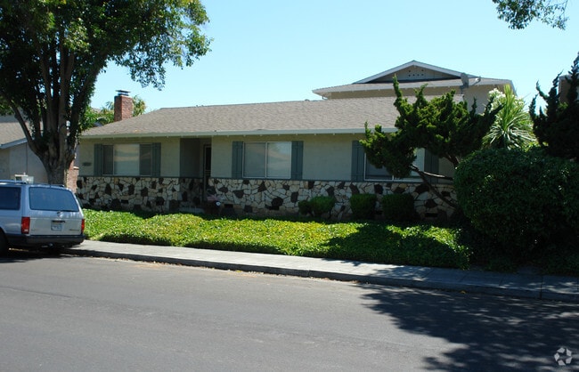 Building Photo - 855 Burbank Dr