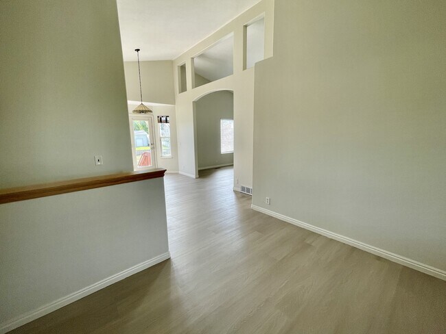 Building Photo - 134 Lakeview Dr