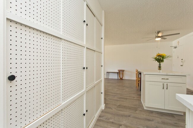 Building Photo - Waikiki 2 BD 1 Gated PRK w/ Washer/Dryer in Unit