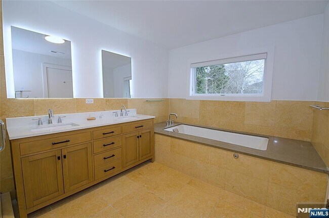 Building Photo - 11 Vela Way