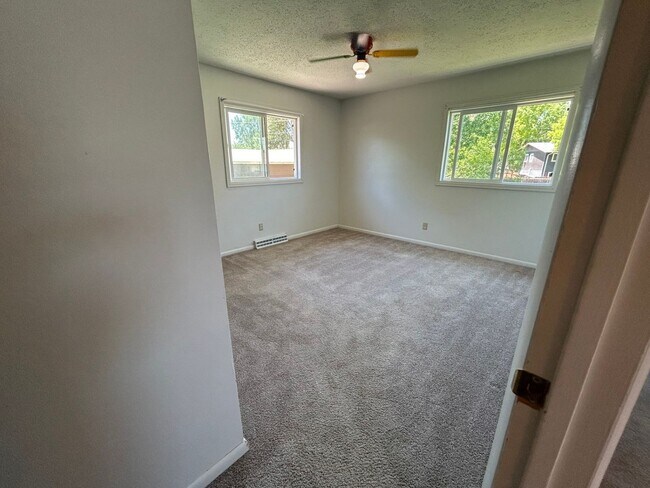 Building Photo - 5 Bed 2 Bath Home with 2 Car Attached Gara...
