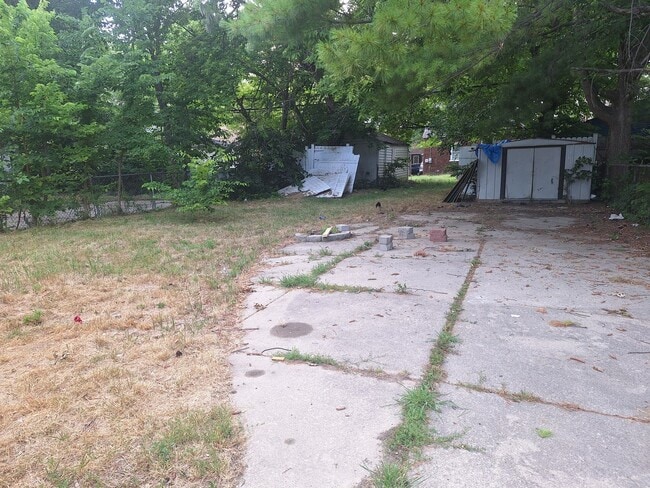 Building Photo - Charming 3 bedroom brick bungalow