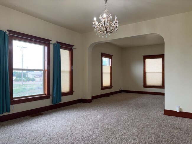 Building Photo - One of a kind ranch home with lake mountain views!