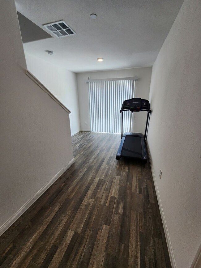 Building Photo - Charming 3BR/2.5BA Home in Las Vegas – Uti...