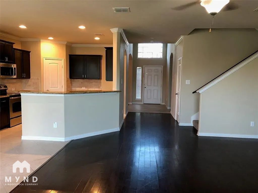 Building Photo - 5813 Valley Haven Way