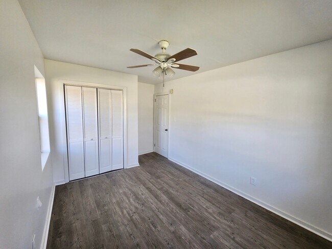 Building Photo - 1721 Collier Dr