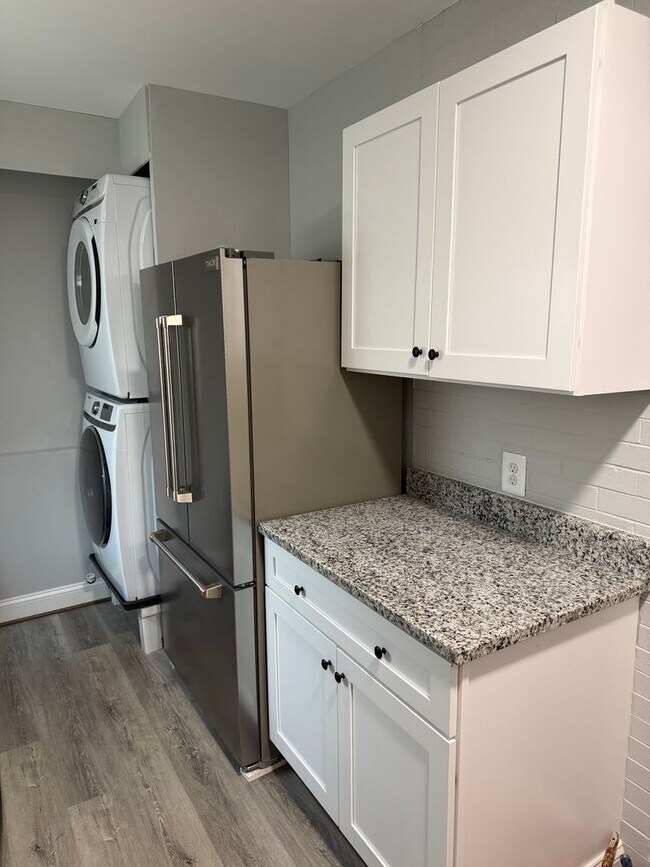 Building Photo - 716 E 23rd St