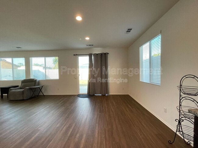 Building Photo - 620 Brittania Rd