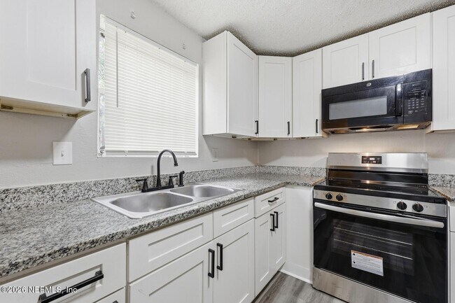 Building Photo - 2002 St Clair St