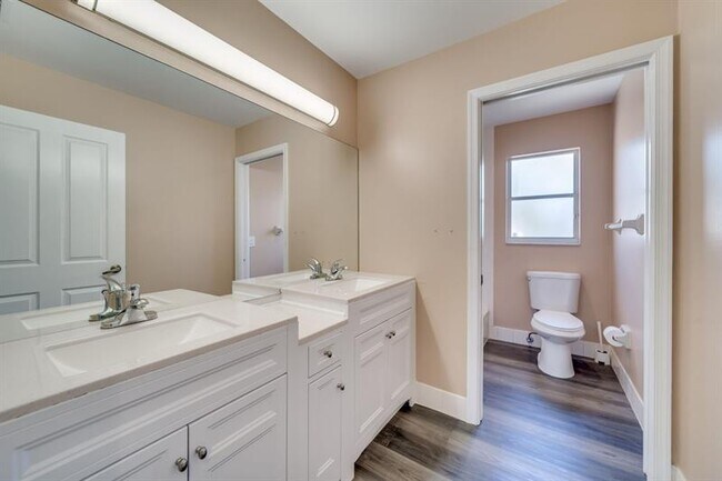 Building Photo - 558 Stonemont Dr