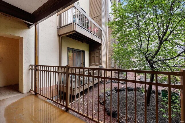 Building Photo - Condo in the Vibrant Clayton district!