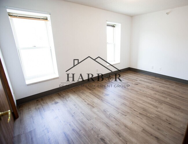 Building Photo - 146 S Broadway Ave