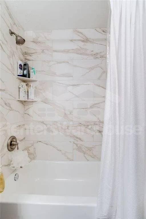 Building Photo - 2 Bed 1.5 Bath End Unit Townhome