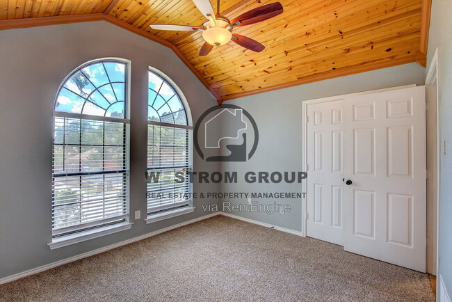 Building Photo - 3914 Meadow Dr