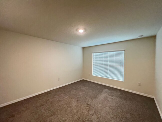 Building Photo - 4BD/2BA Modern Comfort Meets Suburban Serenity in Ocala! WASHER & DRYER INCLUDED! FULLY FENCED HOME!