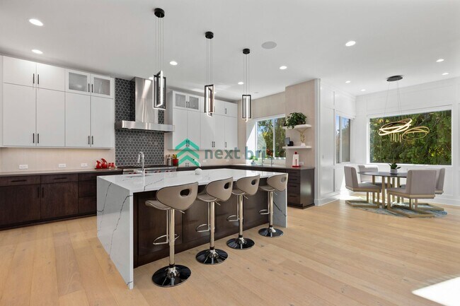 Building Photo - Luxury Meets Innovation | Stunning 5Bed, 5...