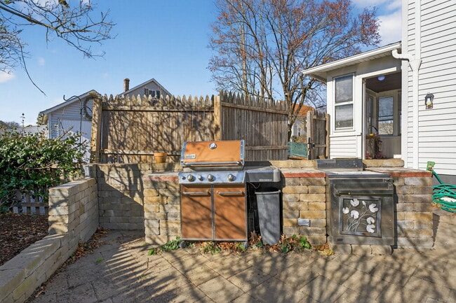 Building Photo - 12 N Main St