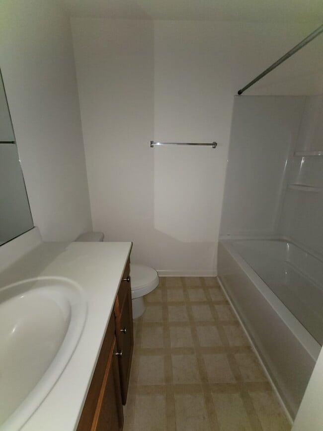 Building Photo - 3 BR townhome in Jamestown!