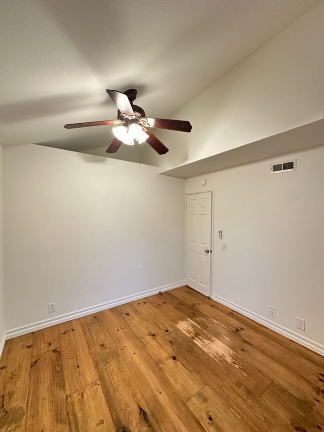 Building Photo - 3 Bedroom Irvine Home - Large Master Suite w/ Wood Floors - Beautiful!!!!!