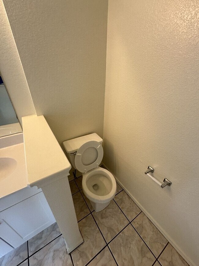 Building Photo - 4 Bed 2 Bath Available Now!