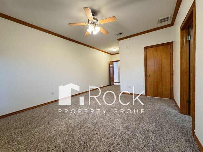 Building Photo - Charming 3-Bed 3-Bath Home with Tornado Sh...