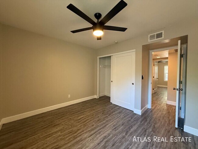 Building Photo - 2826 E Capri Cir