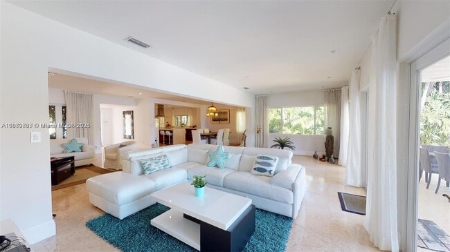 Building Photo - 6015 Pine Tree Dr