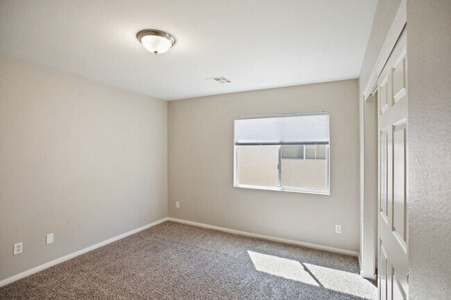 Building Photo - Southwest Pool Home With First Floor Bed And Bath