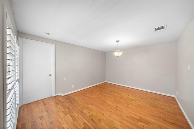 Building Photo - 7710 Antoine Dr
