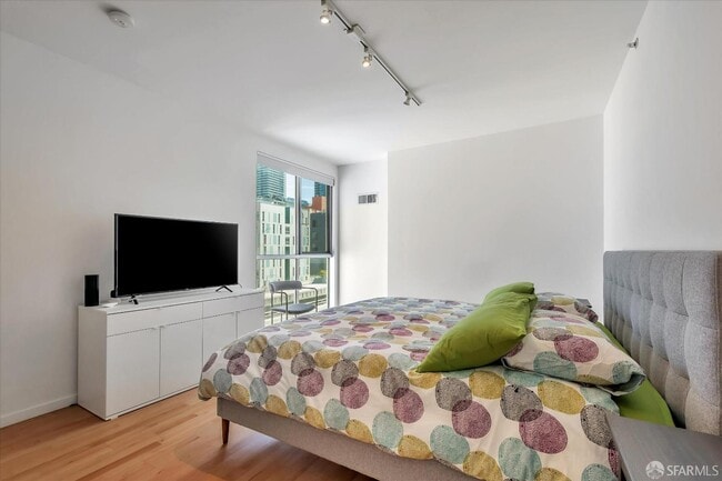 Building Photo - 69 Clementina St