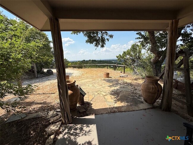 Building Photo - 901 Madrona Dr