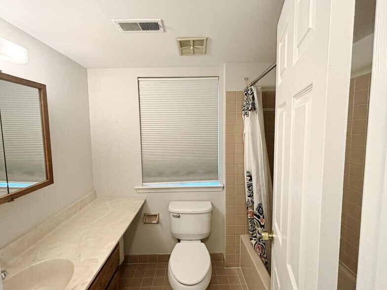 Building Photo - 805 Mountainview Dr