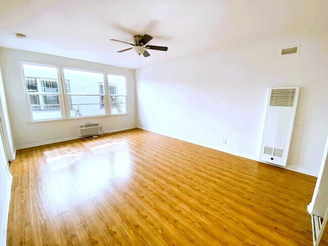 Interior Photo - 6112 W. Eleanor Ave