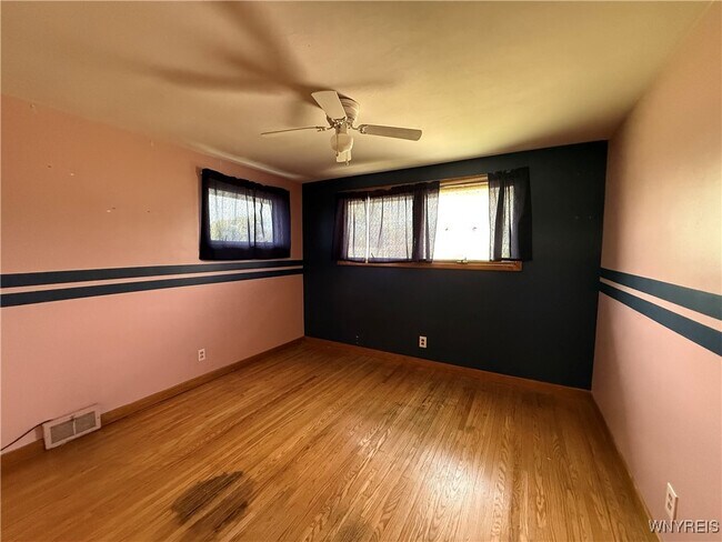 Building Photo - 559 Mapleview Rd