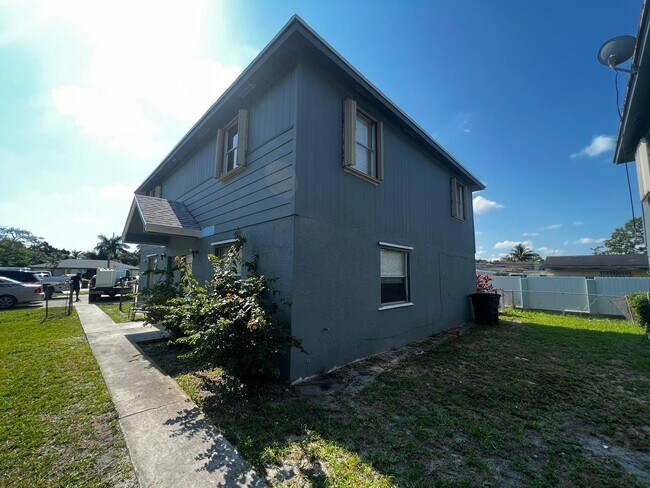 Building Photo - 2067 Laura Ln