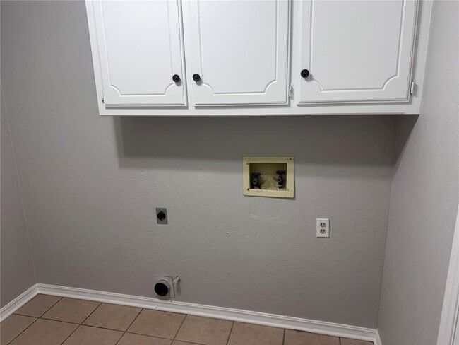 Building Photo - 12216 Sylvester Dr