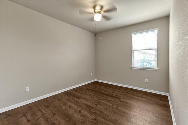 Building Photo - 2880 Donnell Dr