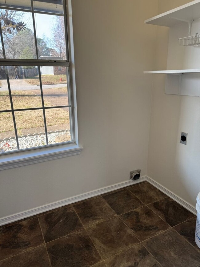 Building Photo - Charming 3 bedroom,  2 Bathroom